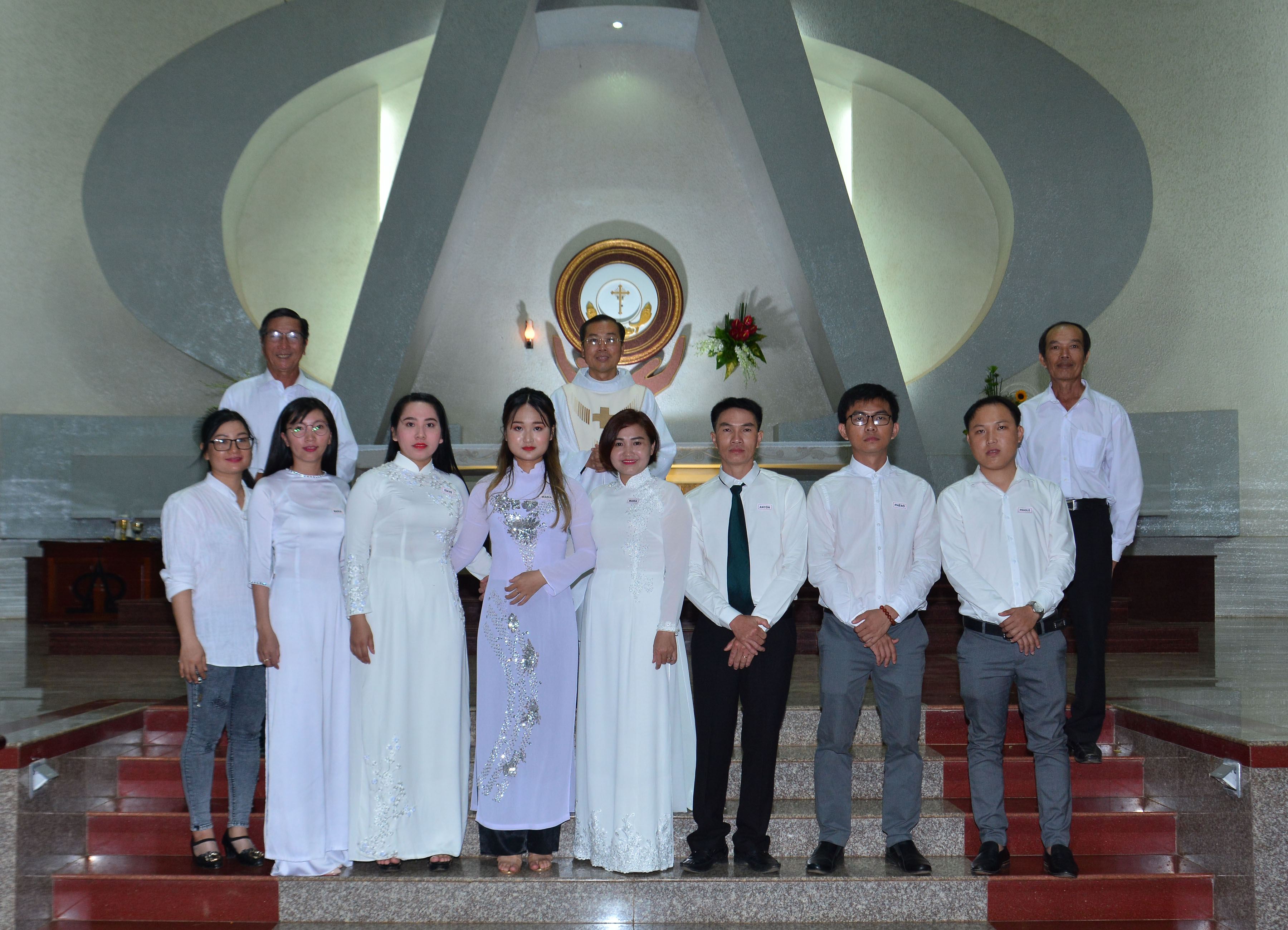 Gx. Vinh Châu: 8 anh chị em Dự Tòng lãnh nhận Bí tích Khai tâm Kitô giáo