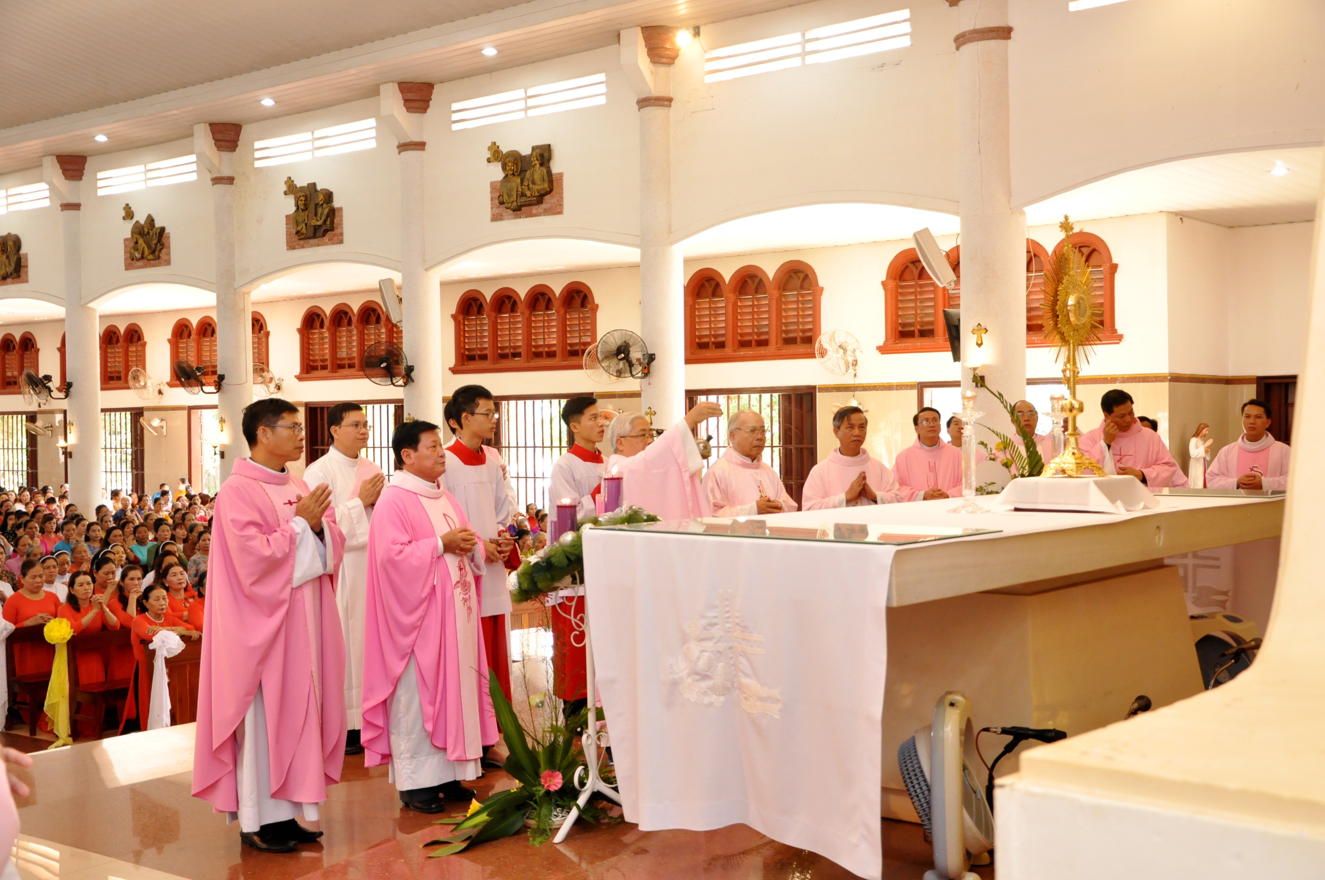 Gx. Hòa Xuân: Chầu Thánh Thể thay Giáo phận 2019