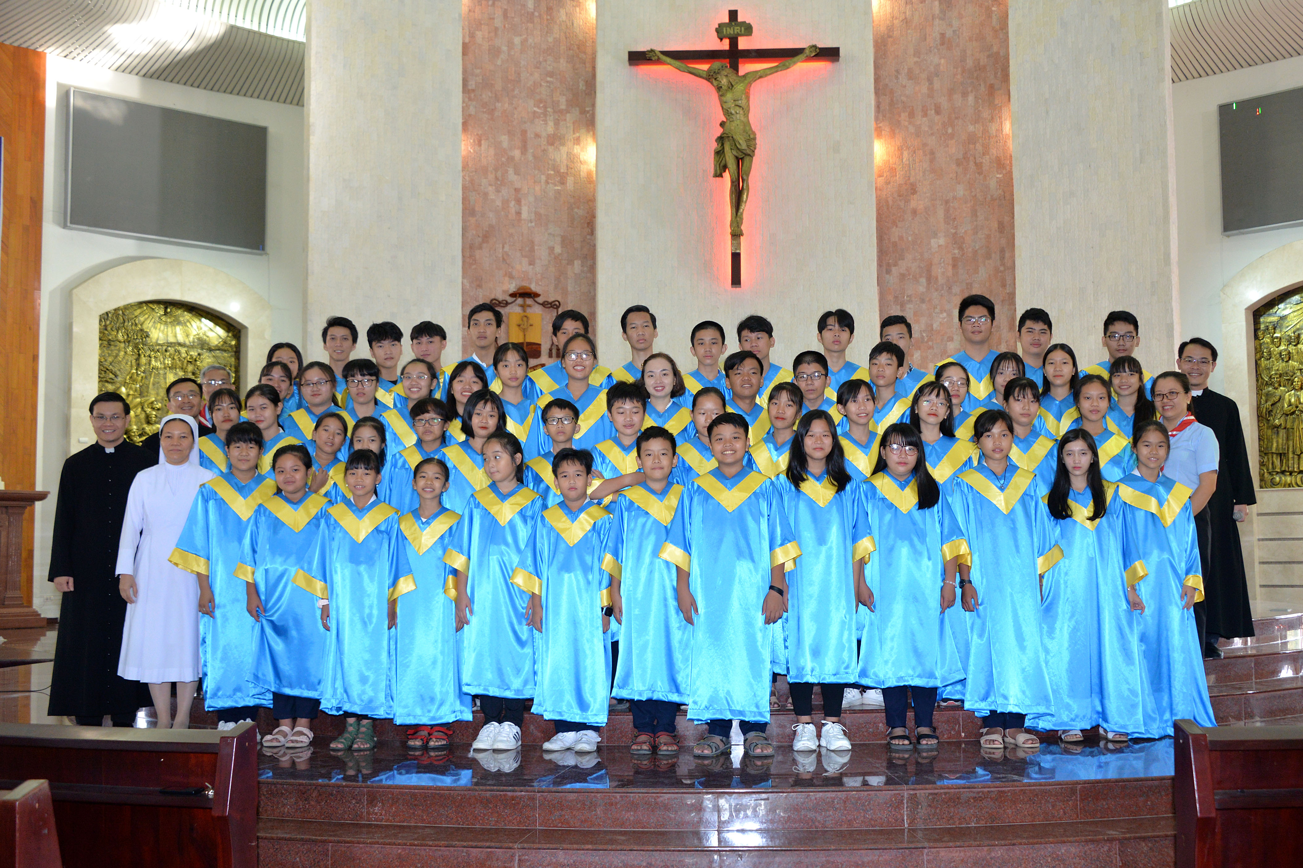 Tin Ảnh: Gx. Chánh Tòa: Ca Đoàn Thiếu Nhi mừng lễ Bổn mạng