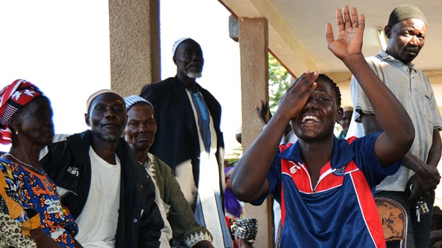 Dành tiền mua pháo để giúp giải phẫu mắt cho dân nghèo 