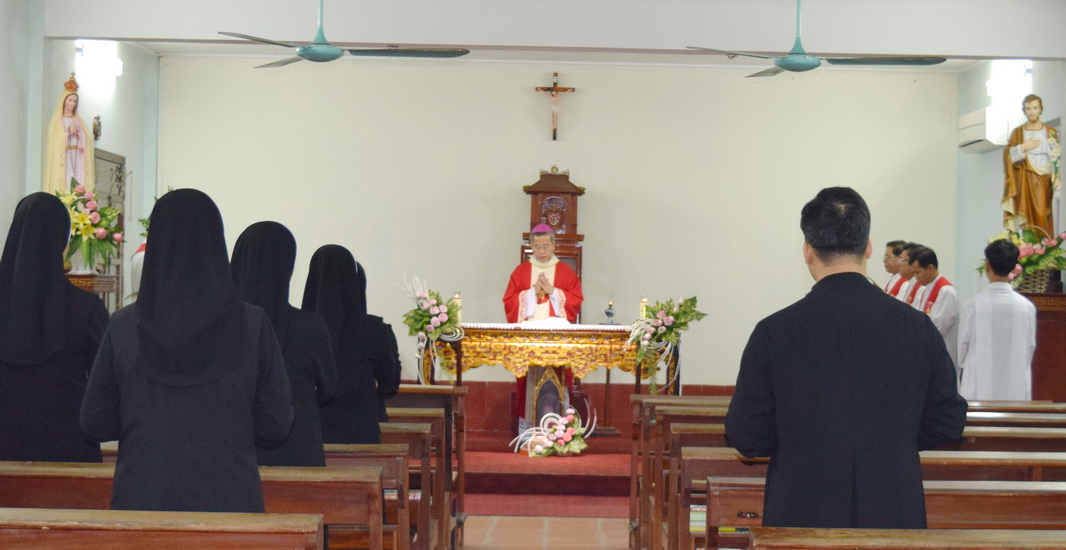 Đức TGM Giuse Nguyễn Năng lên đường đi nhận sứ vụ mới