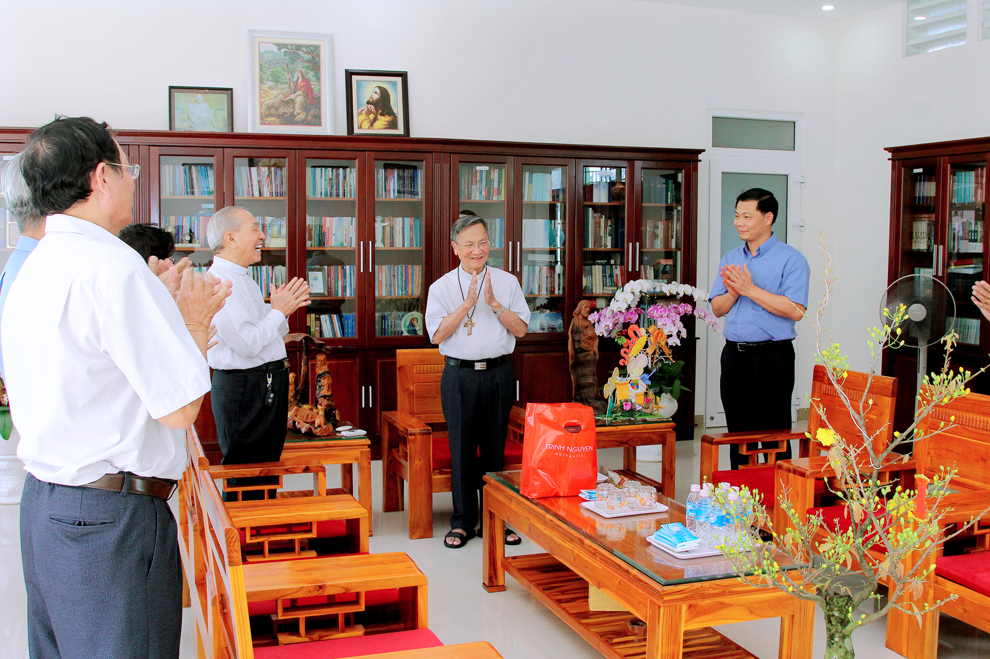 Tin Ảnh: Đại diện Khối Giáo dân thăm và chúc xuân Đức Cha Tôma cùng quý Cha Nhà Hưu Dưỡng Phước Lâm
