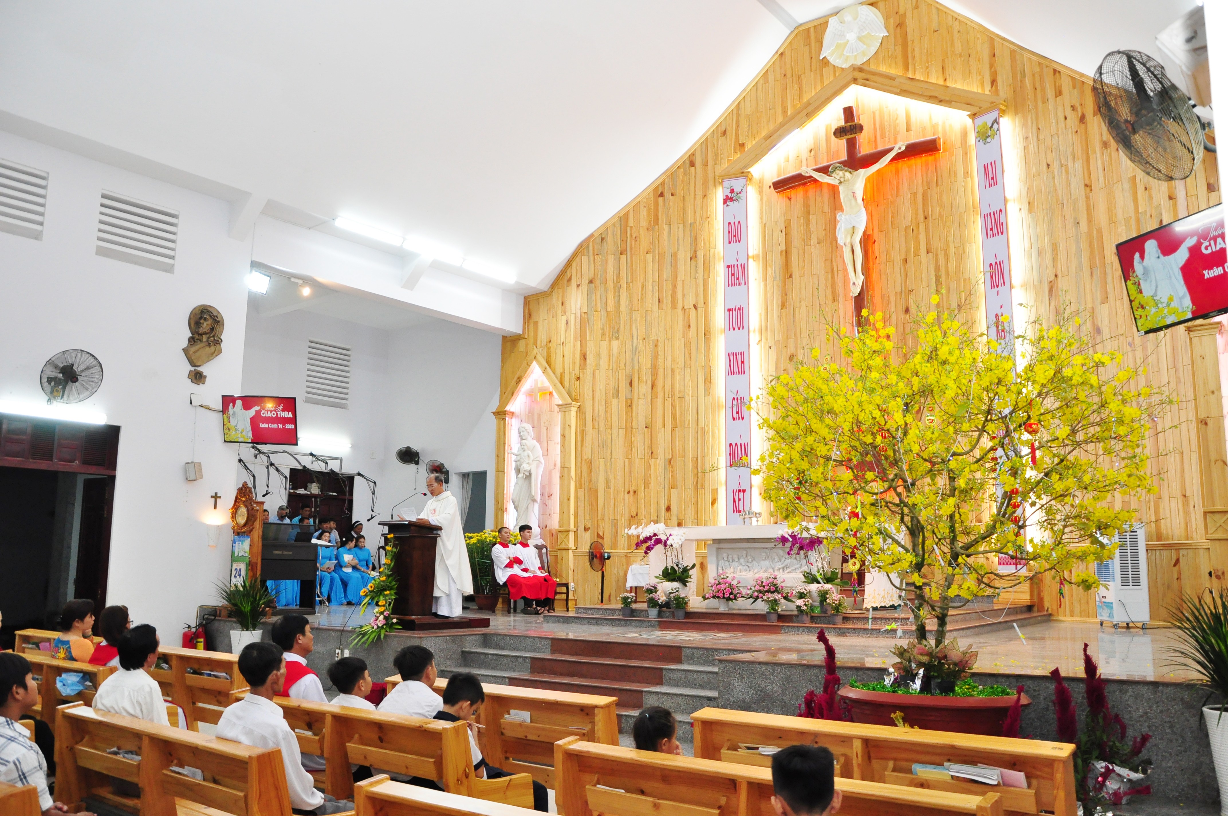 Giáo xứ Hòa Tân: Thánh Lễ Giao Thừa
