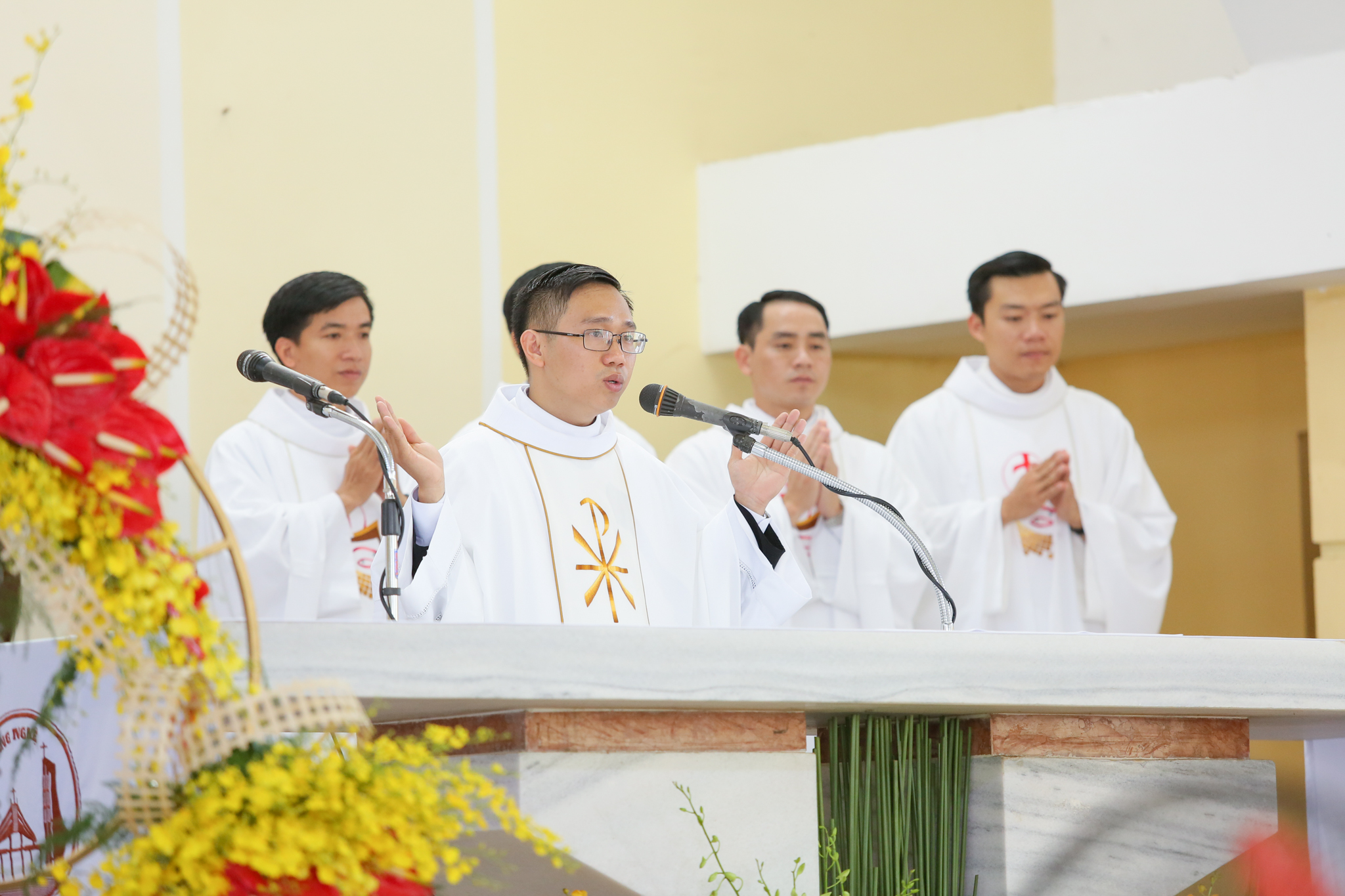 Tin Ảnh: Gx. Quảng Nghệ: Tân linh mục Phaolô Bùi Duy Phát dâng thánh lễ tạ ơn