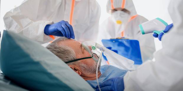 Bác sĩ chúc lành và trao chuỗi Mân Côi cho người hấp hối