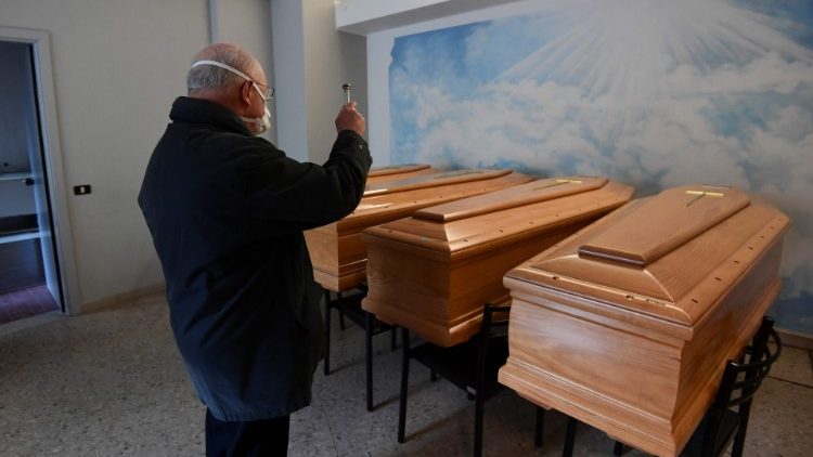 Linh mục tu sĩ Ý đồng hành với bệnh nhân và người dân trong đại dịch