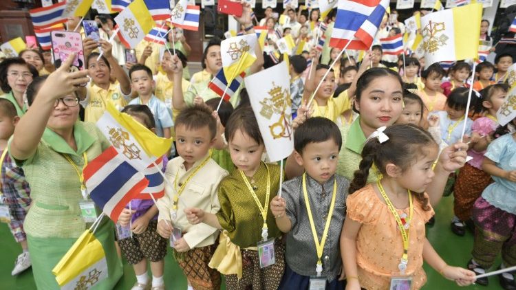 Số tín hữu Công giáo trên thế giới gia tăng, nhưng số linh mục tu sĩ giảm