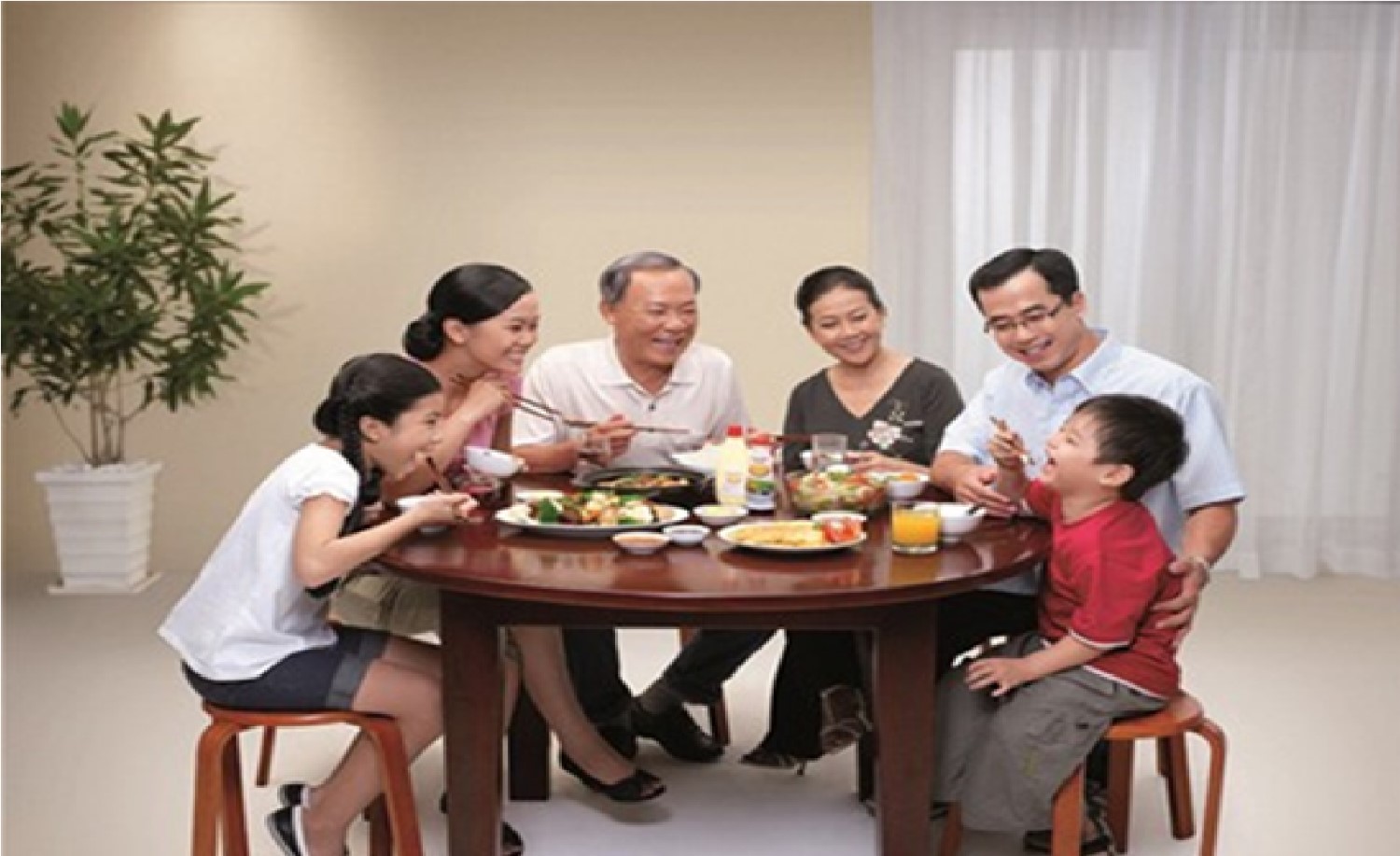 Bữa ăn gia đình truyền thống Việt Nam và Bàn Tiệc Thánh