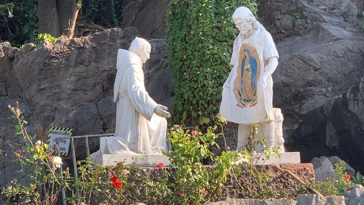 Các giám mục thánh hiến châu Mỹ cho Đức Mẹ Guadalupe