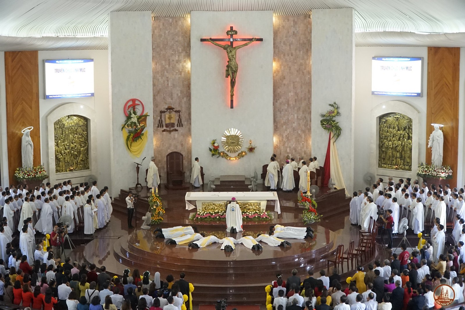 Linh mục, người là ai?