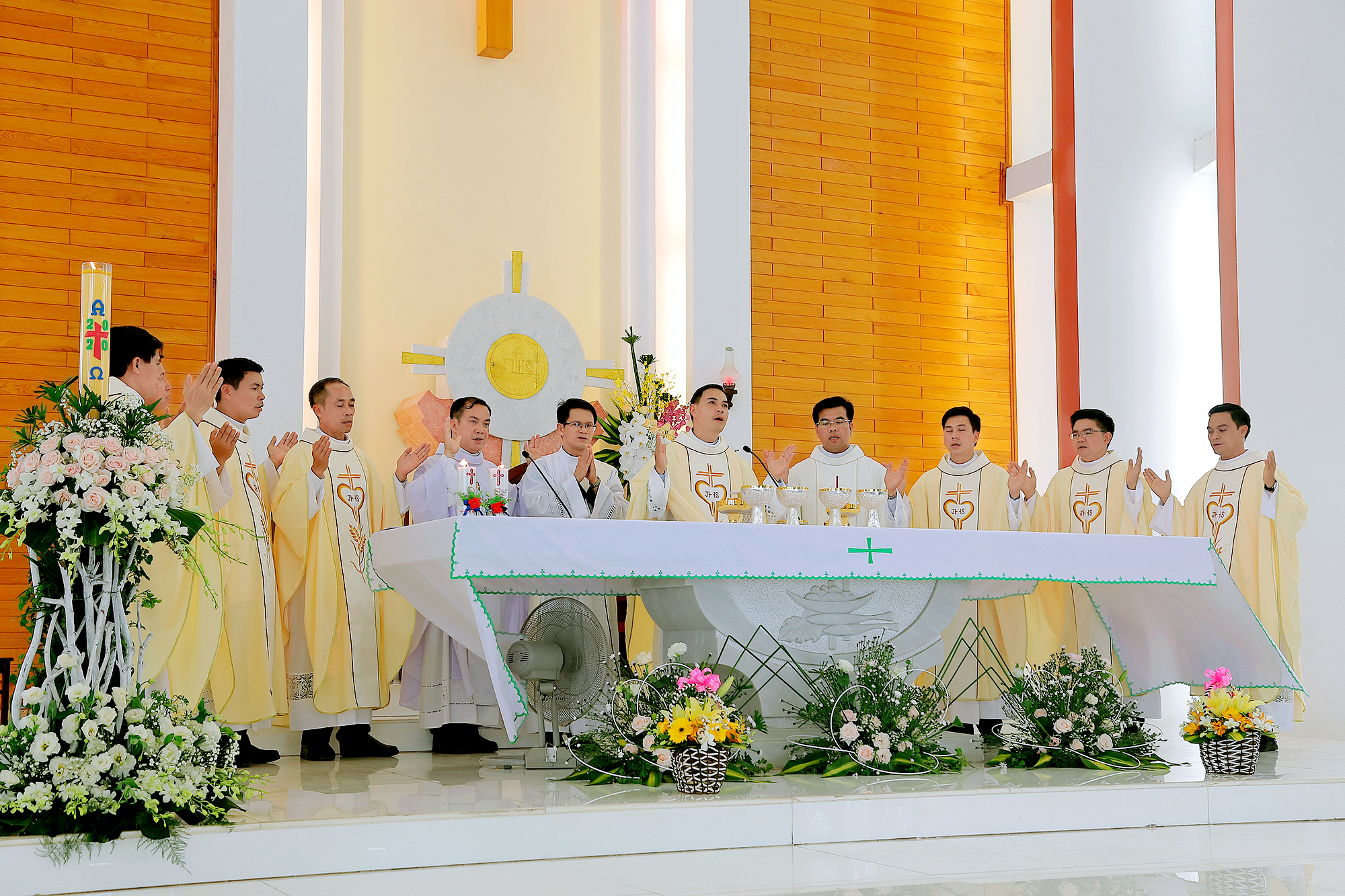Gx. Long Hương: Tân Linh mục Giuse Nguyễn Hữu Hiến Minh dâng lễ tạ ơn