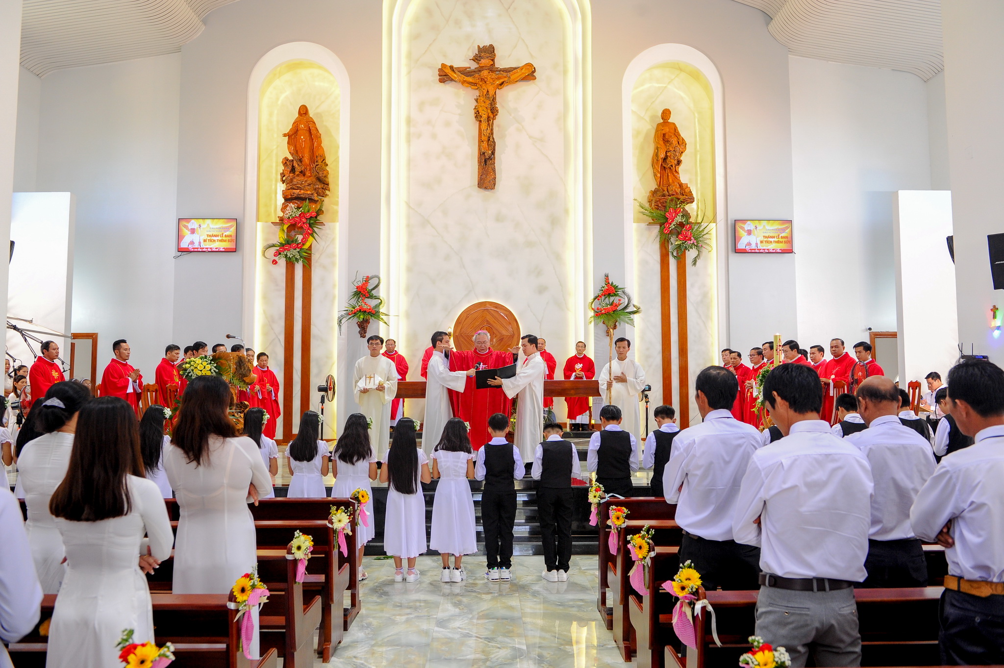 Gx. Xuân Trường: Đức Cha Emmanuel ban Bí Tích Thêm Sức cho 19 em thiếu nhi