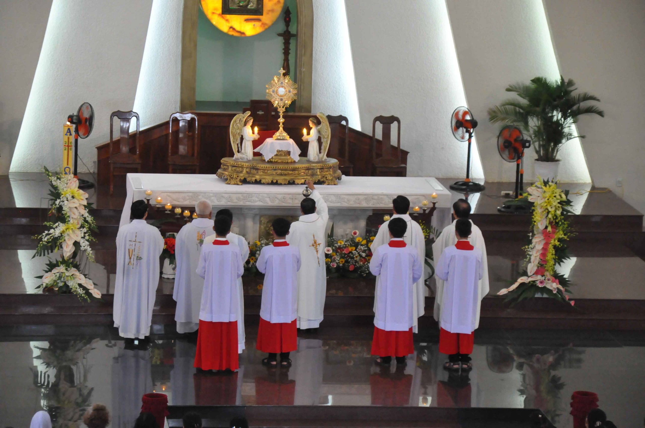 Tin Ảnh: Gx. Vinh Trung: Chầu Thánh Thể thay Giáo phận- Ngày 21.06.2020