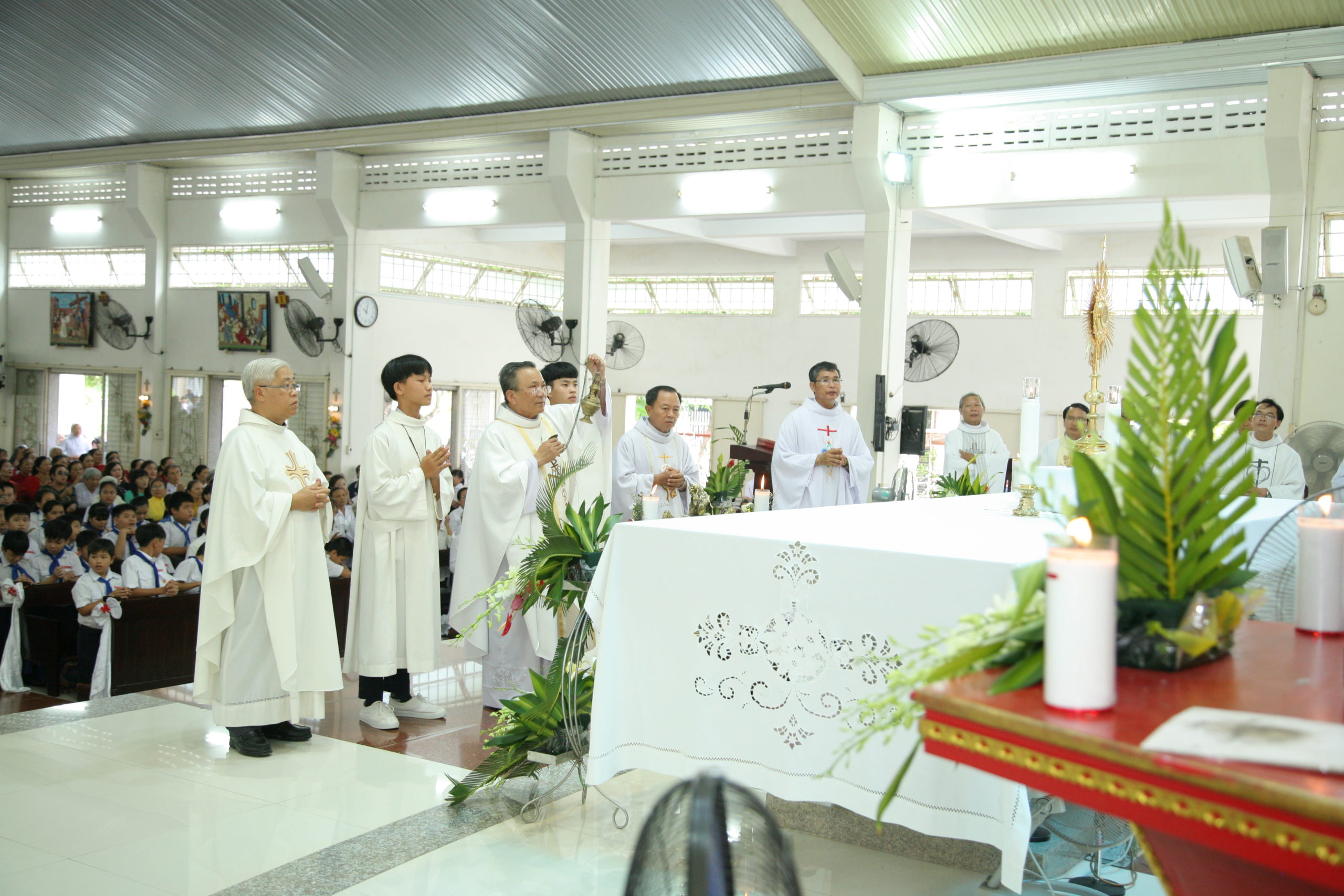 Tin ảnh. Gx. Lam Sơn: Chầu Thánh Thể thay Giáo phận- Ngày 14.06.2020