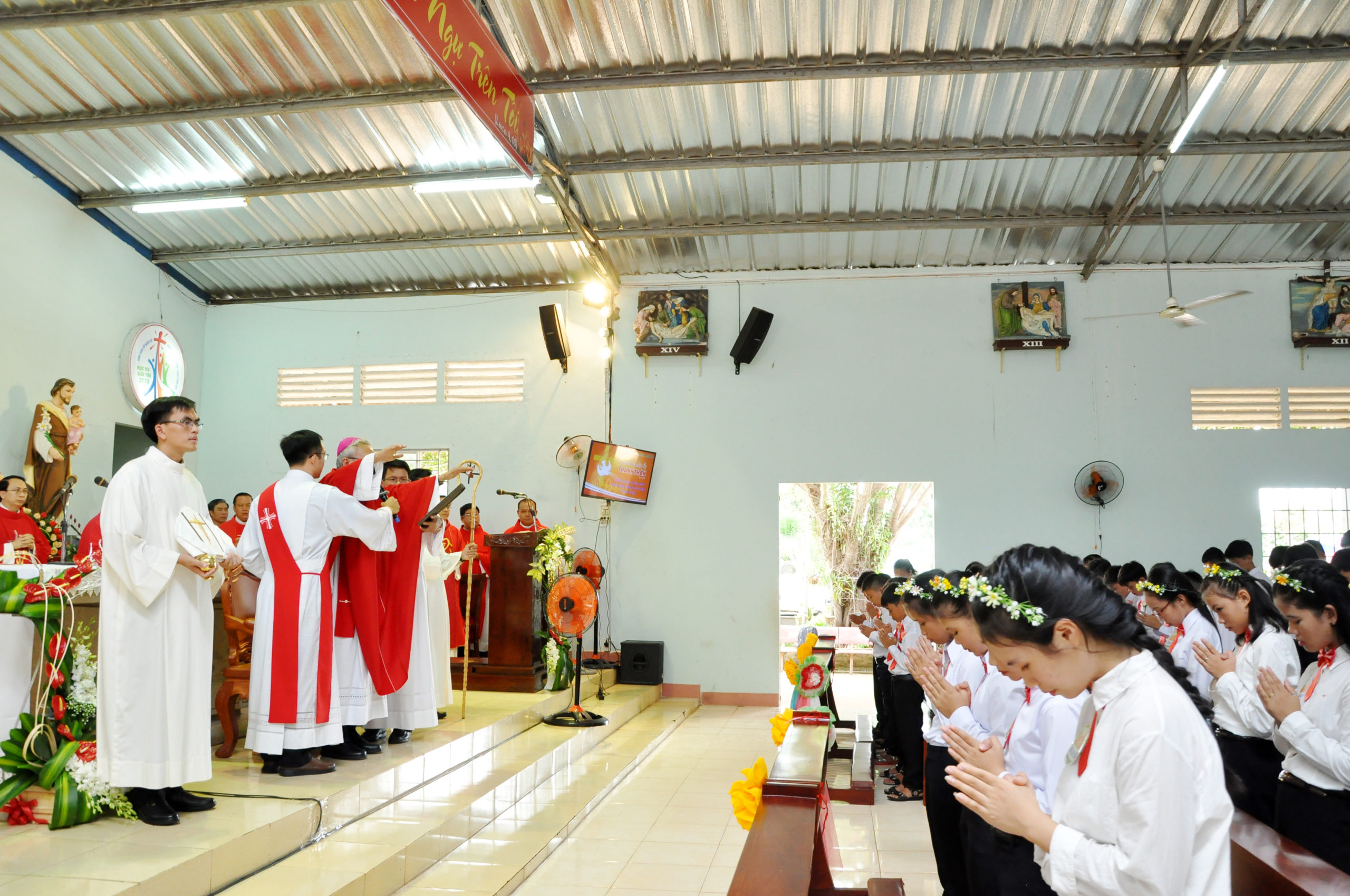 Gx. Suối Rao: Đức Cha Emmanuel ban Bí tích Thêm Sức cho 49 em thiếu nhi