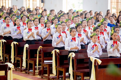 Gx. Kim Long: Thánh lễ ban Bí tích Thêm sức