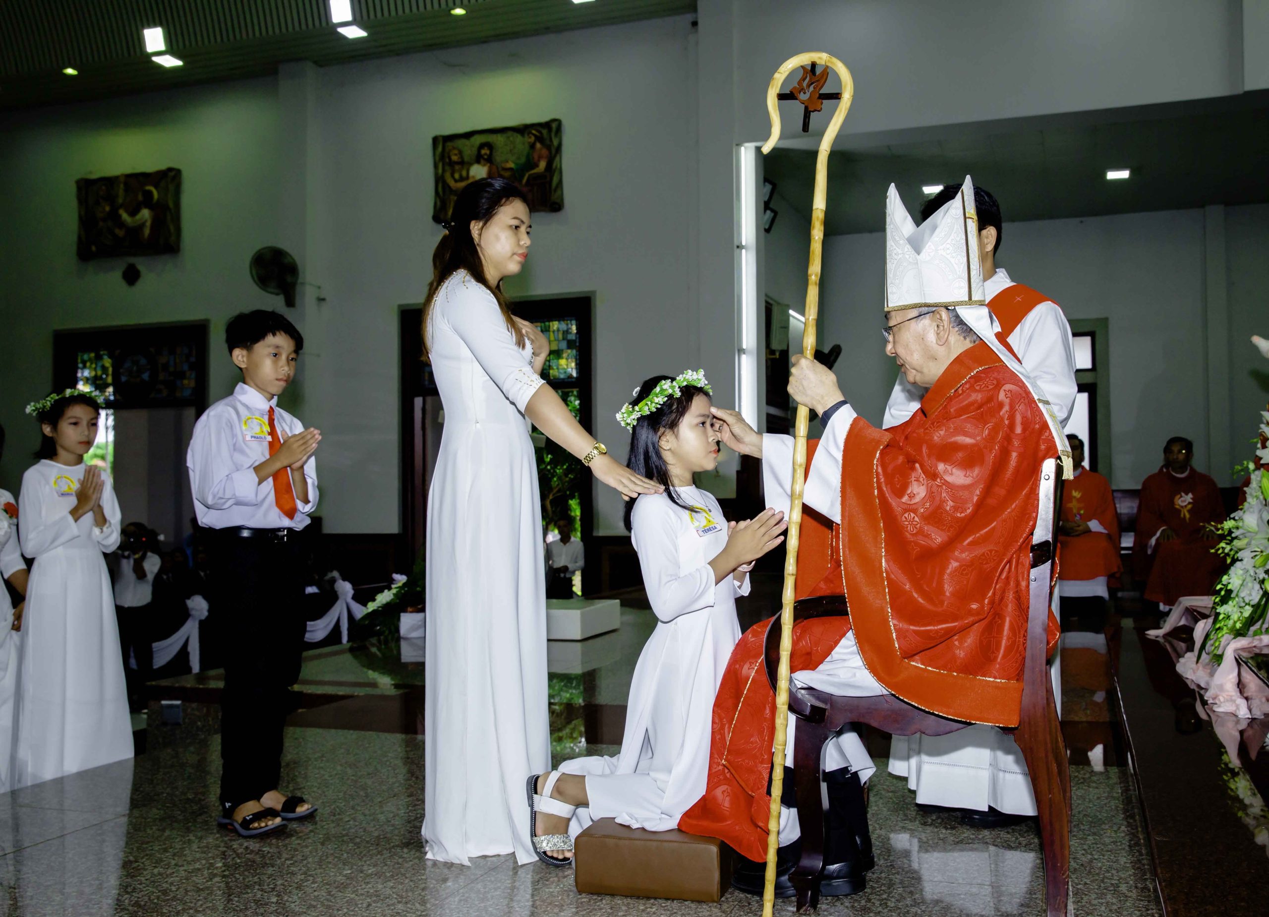 Gx. Vinh Châu: Đức Cha Emmanuel ban Bí tích Thêm sức cho 93 em thiếu nhi