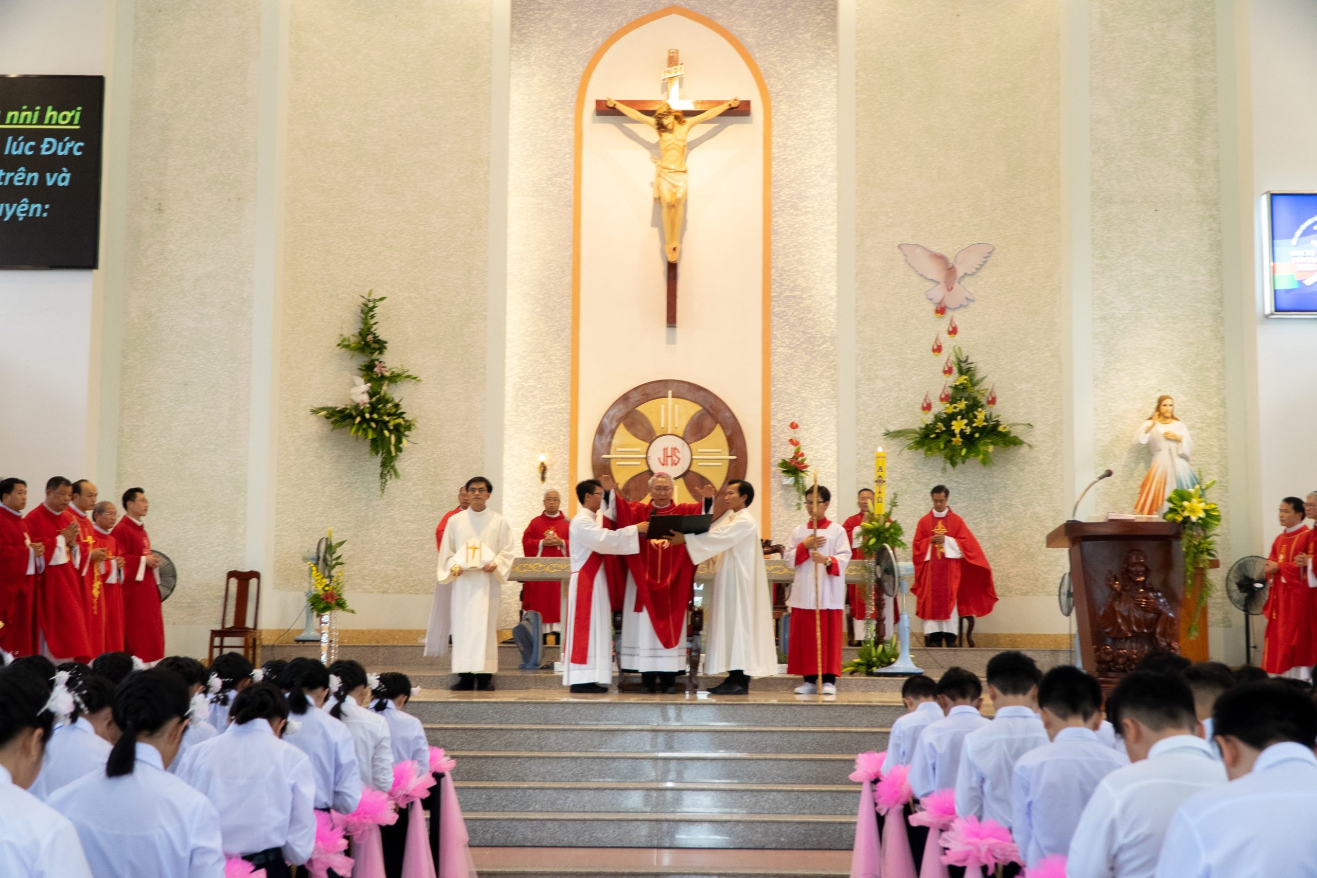 Tin Ảnh: Gx. Ngọc Hà: 157 thiếu nhi lãnh nhận Bí tích Thêm sức- Ngày 25.7.2020