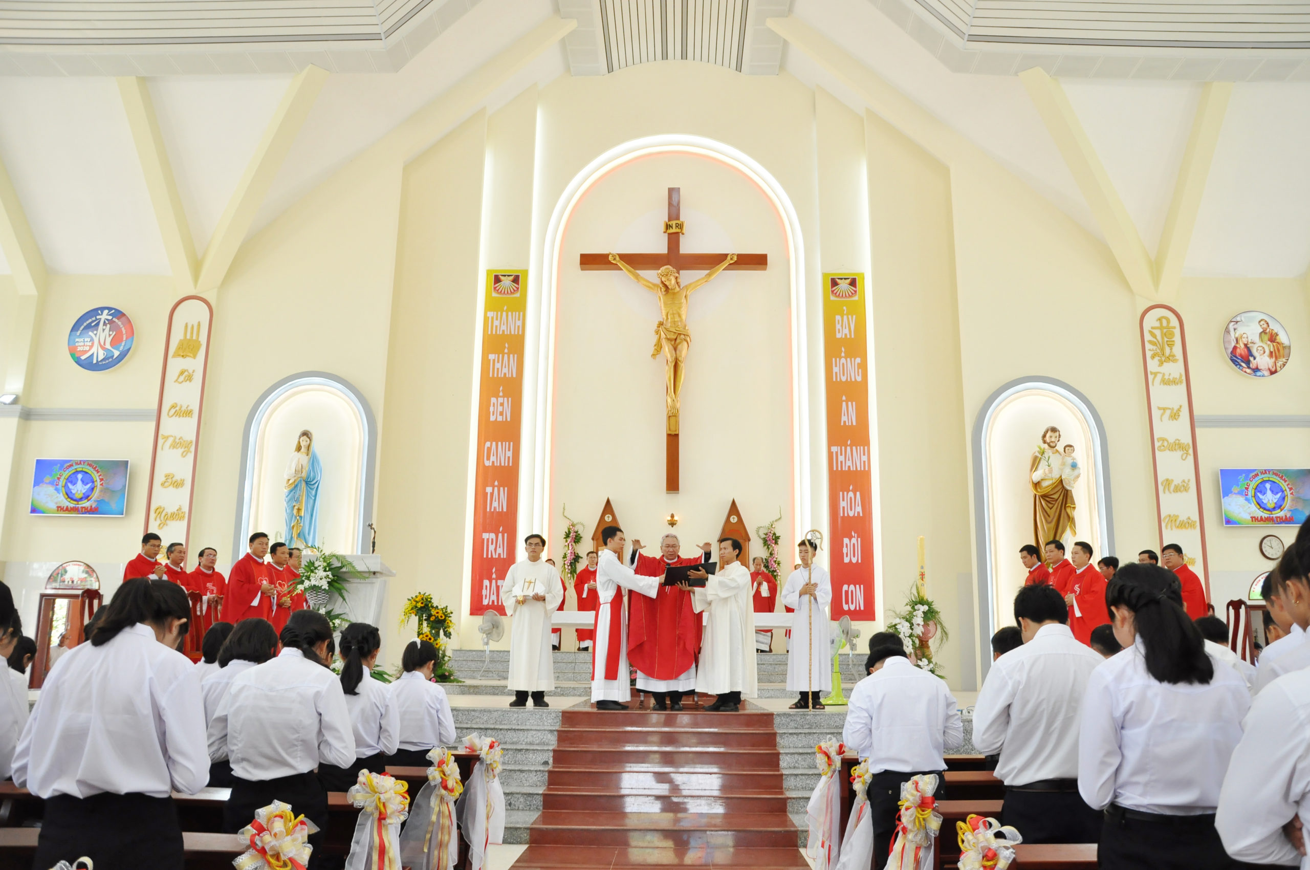 Gx. Hồ Tràm: Đức Cha Emmanuel ban Bí tích Thêm Sức cho 40 em thiếu nhi