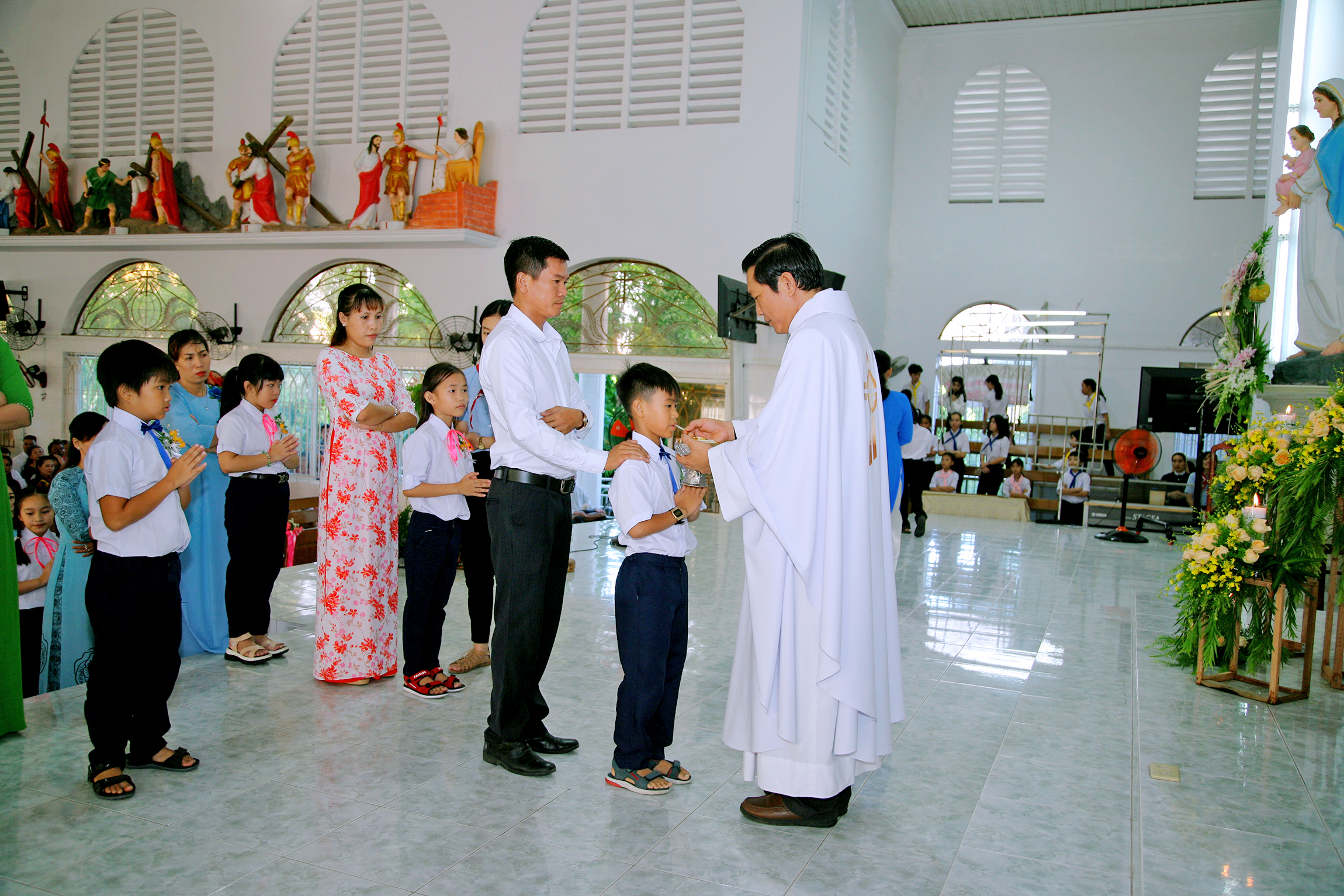 Tin Ảnh: Gx. Kim Hải: Thánh lễ ban Bí tích Thánh Thể lần đầu