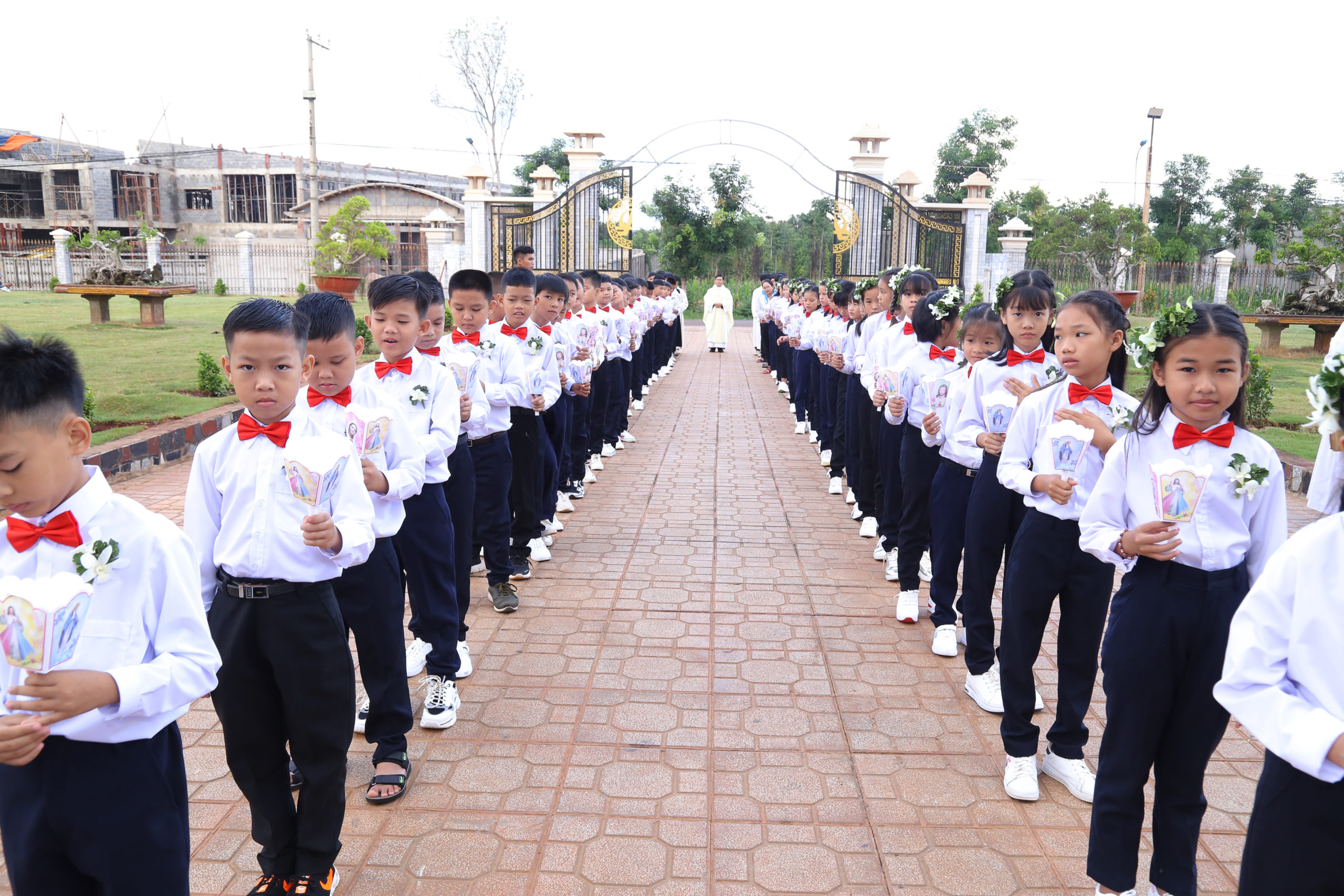 Tin Ảnh: GHBL. Phú Vinh: Thánh lễ ban Bí tích Thánh Thể lần đầu