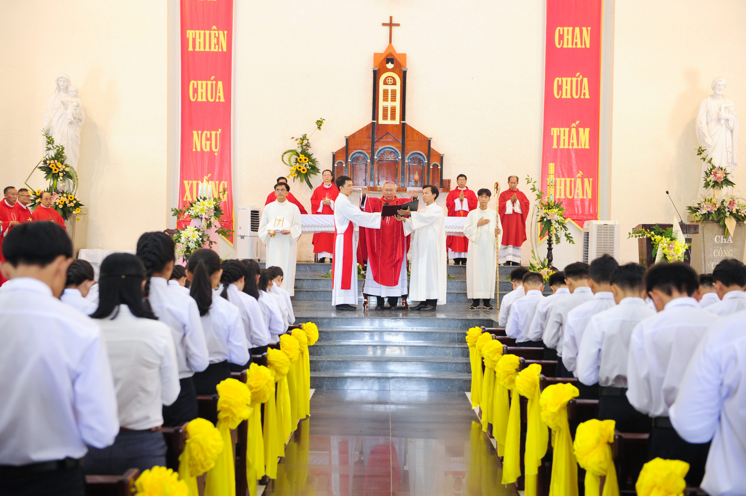 Tin Ảnh: Gx. Bông Trang: Đức Cha Emmanuel ban Bí tích Thêm Sức- Ngày 11.7.2020