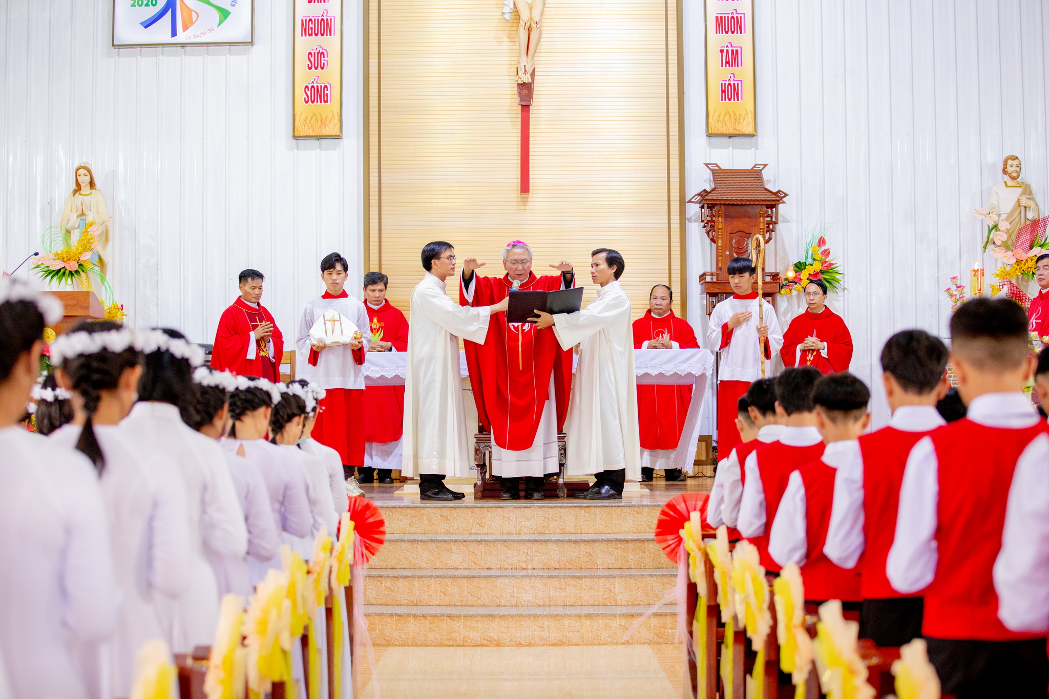 Tin Ảnh: Gx. Phước Chí: Thánh lễ ban Bí tích Thêm Sức cho 72 em thiếu nhi