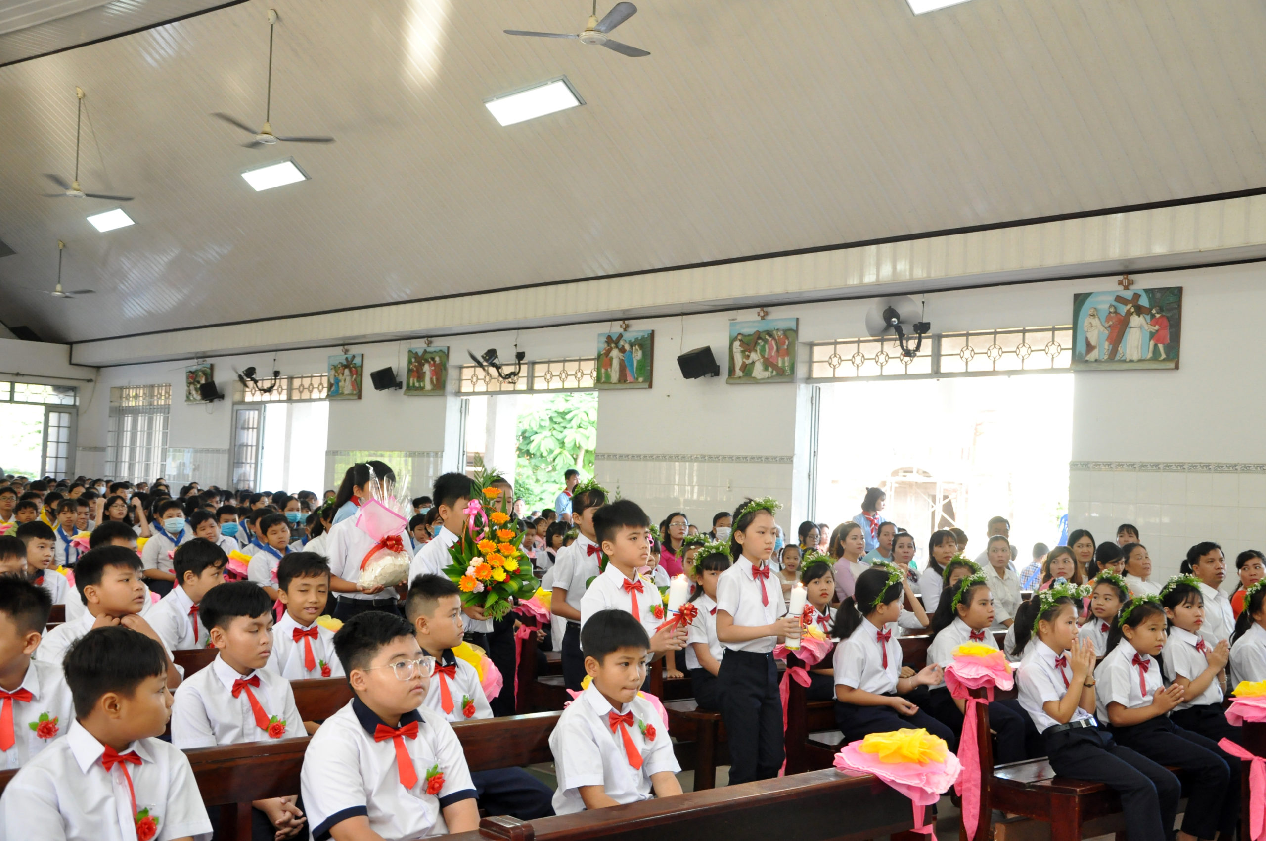 Gx. Hòa Phước: Thánh lễ ban Bí tích Thánh Thể lần đầu cho 52 em thiếu nhi