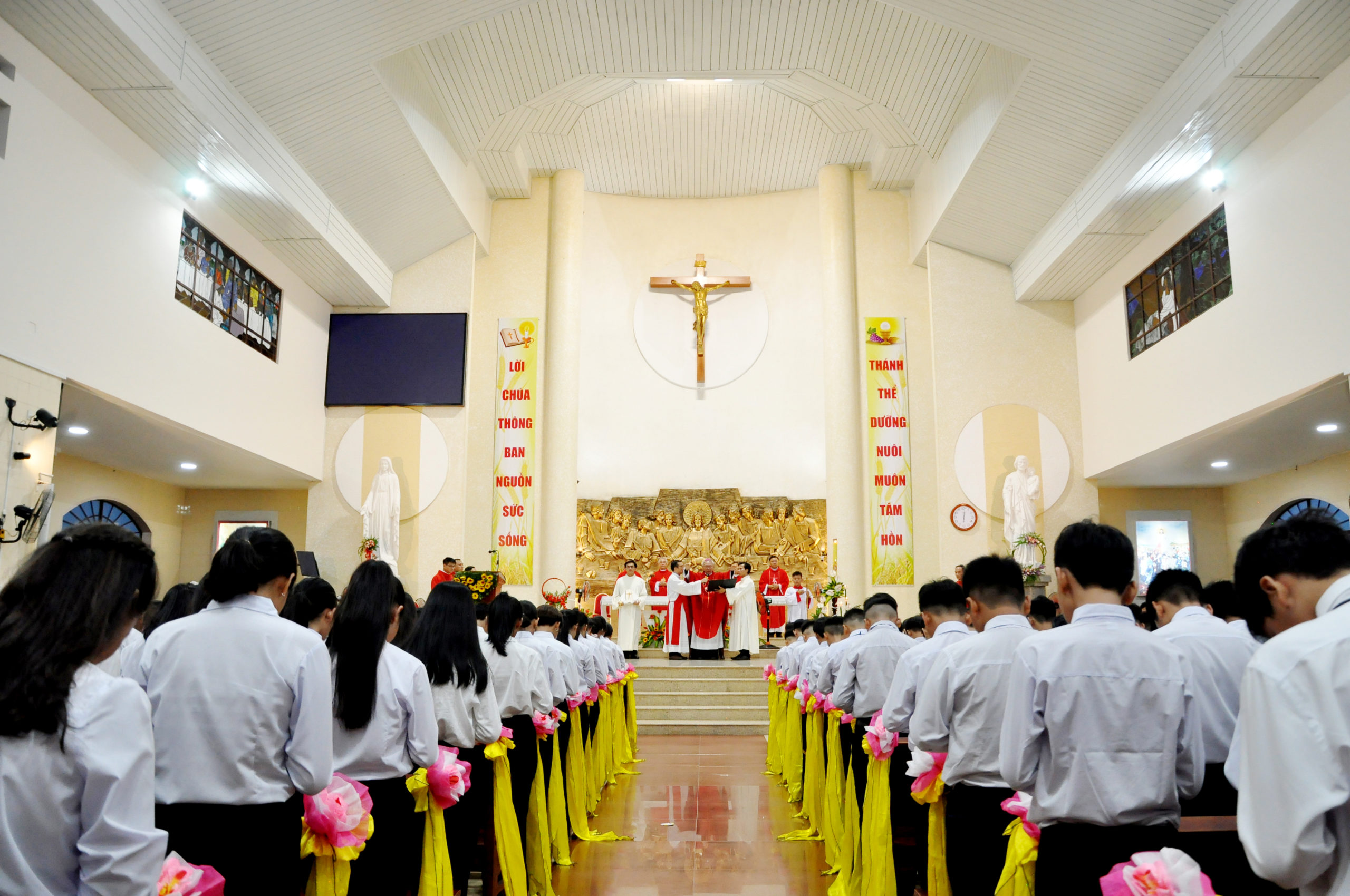 Gx. Hải Lâm: Đức Cha Emmanuel ban Bí Tích Thêm Sức cho 277 thiếu nhi trong giáo xứ