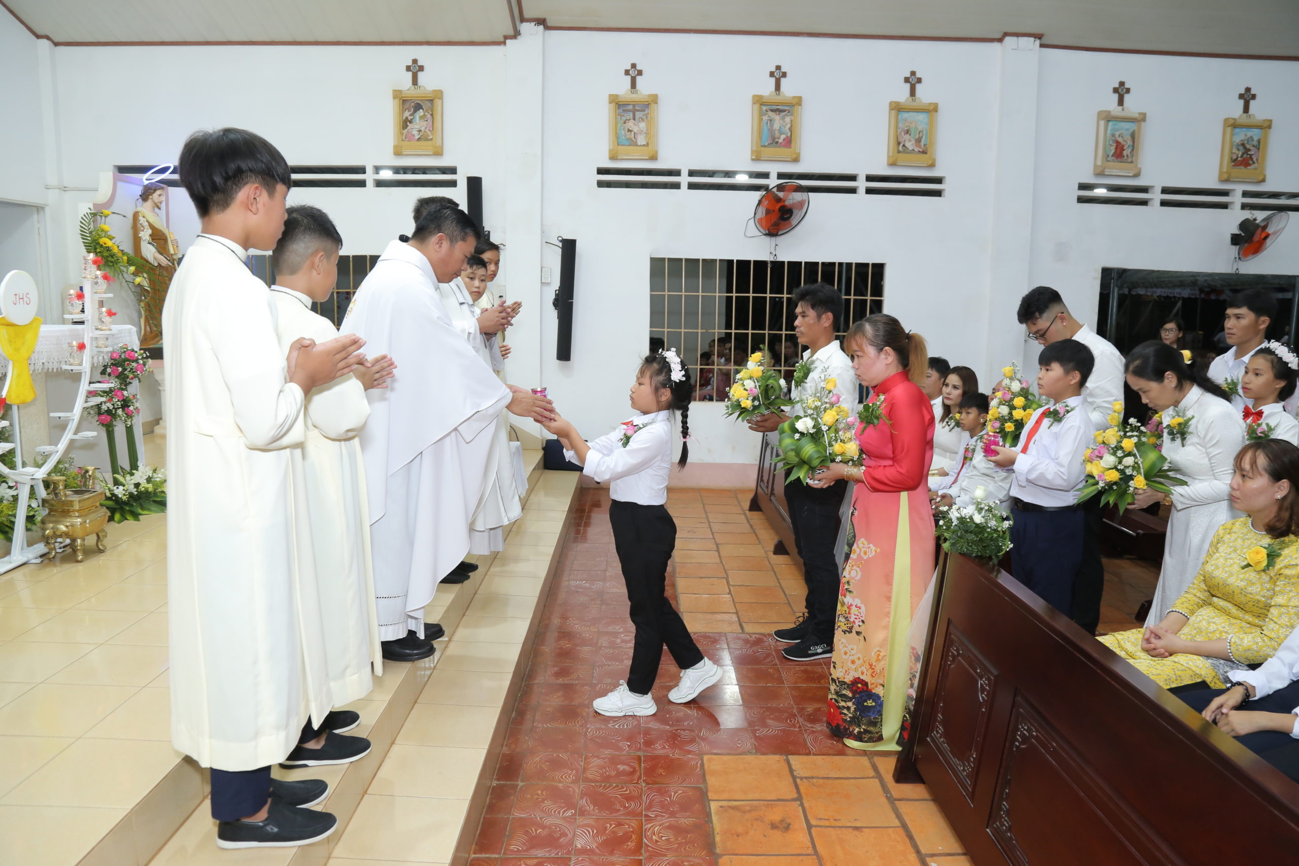Tin Ảnh: Gx. Long Tân: Thánh lễ ban Bí tích Thánh Thể lần đầu- Ngày 26.9.2020