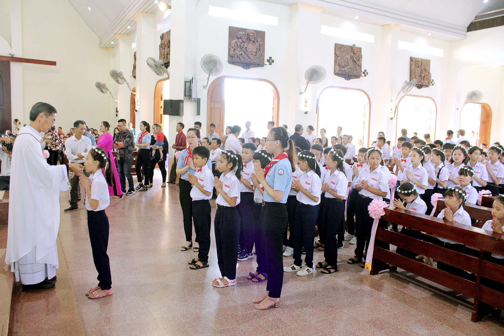 Tin ảnh: Gx. Hải Sơn:  65 thiếu nhi rước lễ lần đầu