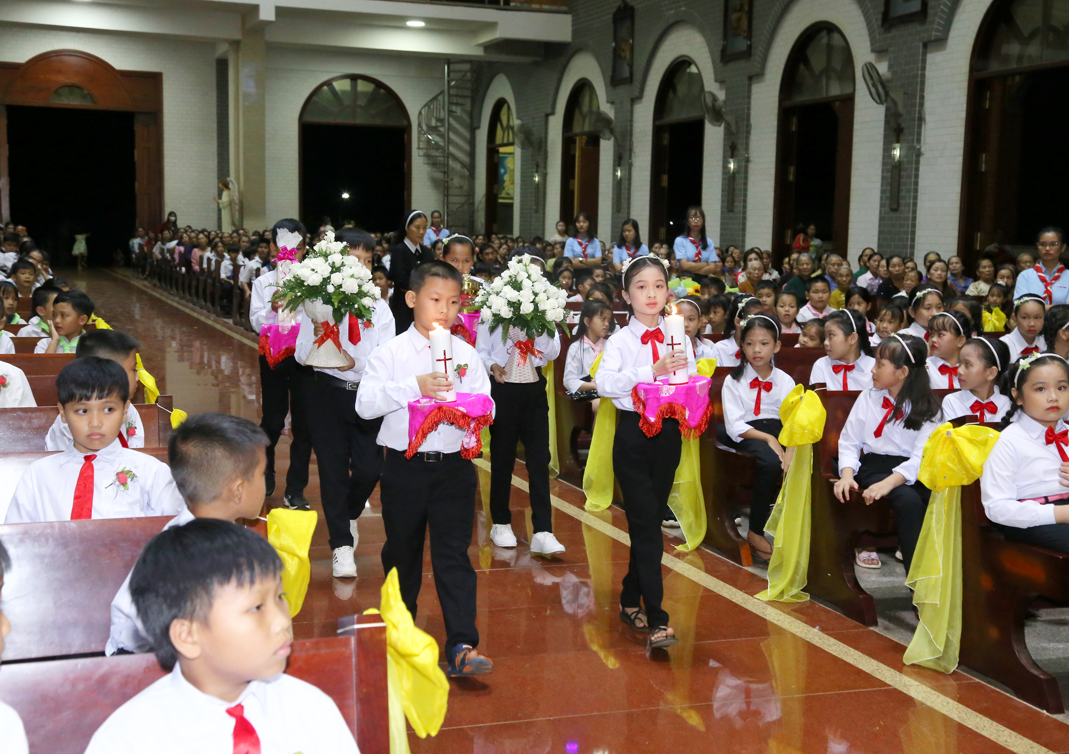 Tin Ảnh: Gx. Sơn Bình: Thánh lễ ban Bí tích Thánh Thể lần đầu- Ngày 10.9.2020