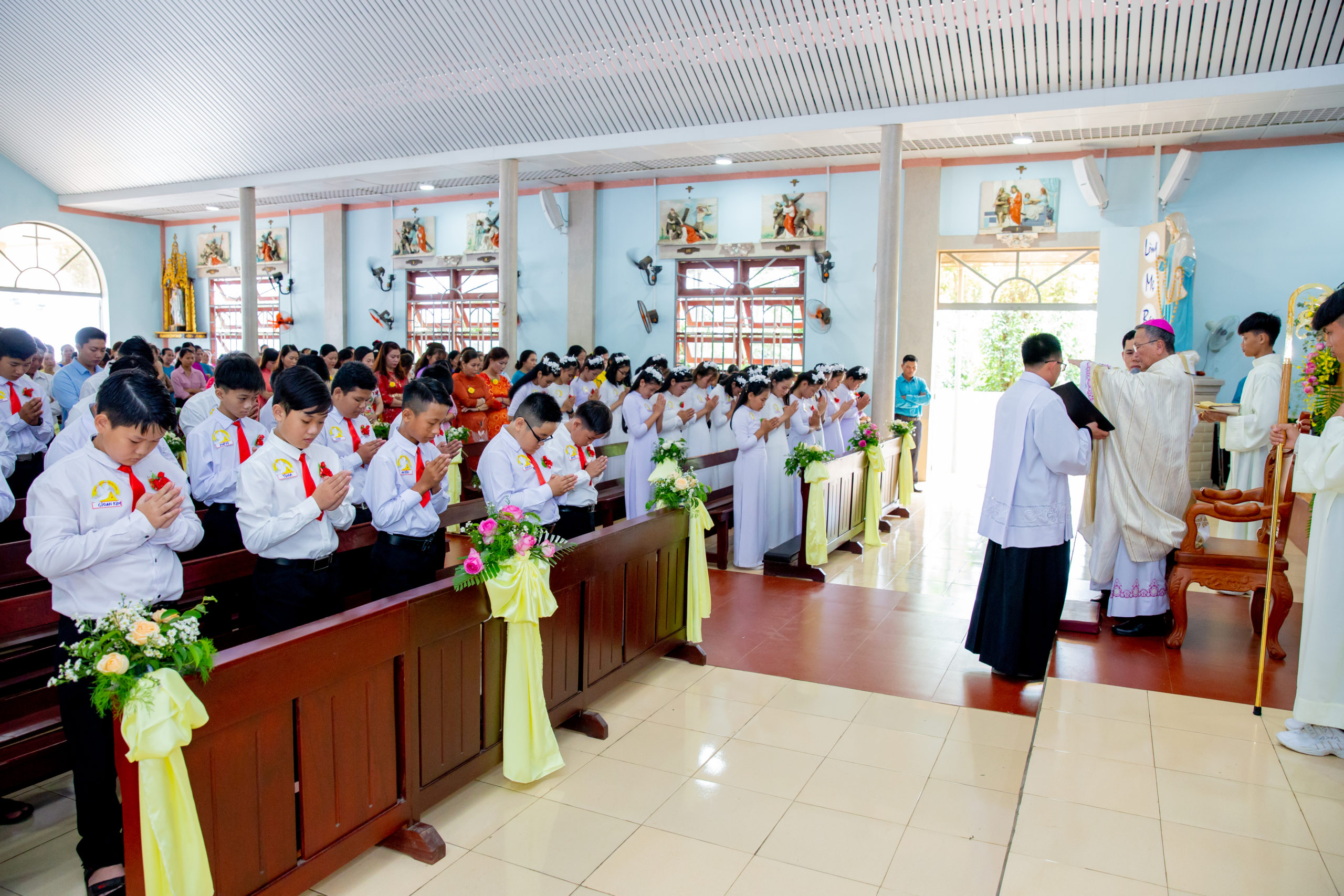 Tin Ảnh: GHBL. Tân Bình: Đức Cha Tôma ban Bí tích Thêm Sức cho 37 thiếu nhi