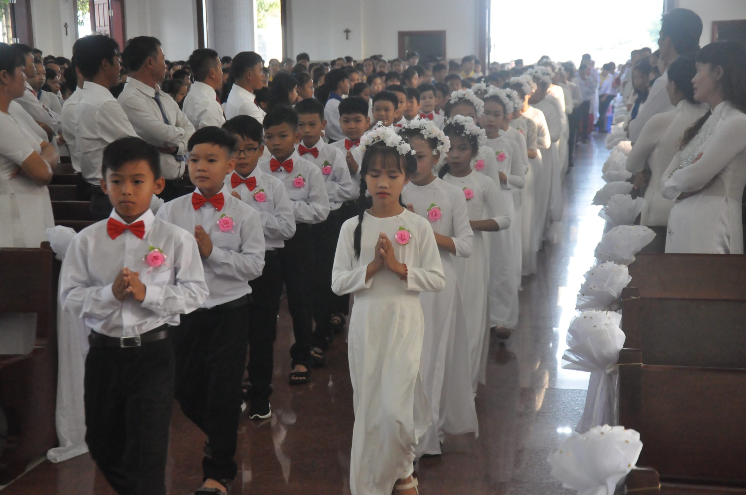 Tin Ảnh: Gx. Vinh Trung: 54 em thiếu nhi lần đầu rước Chúa