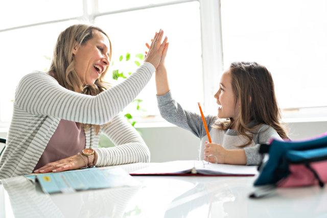 Cách khích lệ con cái mà không quá nuông chiều cái tôi của chúng
