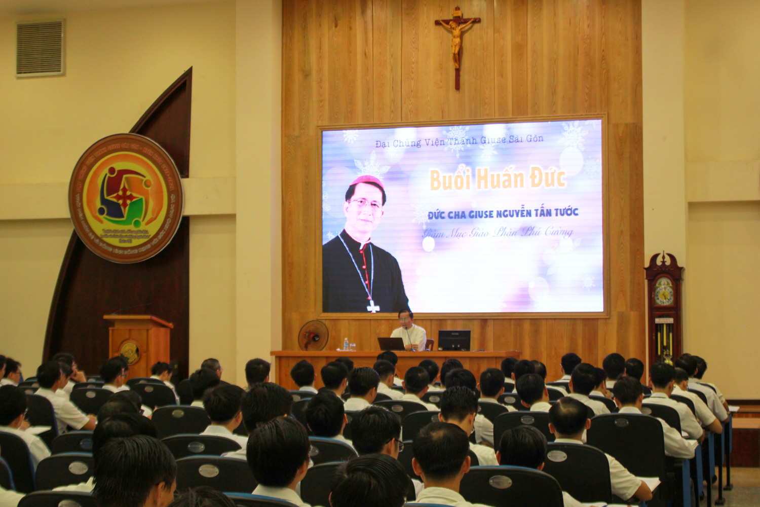 Đức cha Giuse Nguyễn Tấn Tước huấn đức tại Đại chủng viện Thánh Giuse Sài Gòn năm 2020