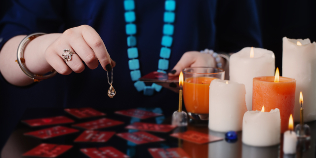 Những đoạn Kinh thánh ngăn cấm tiếp xúc với các pháp sư và thầy bói