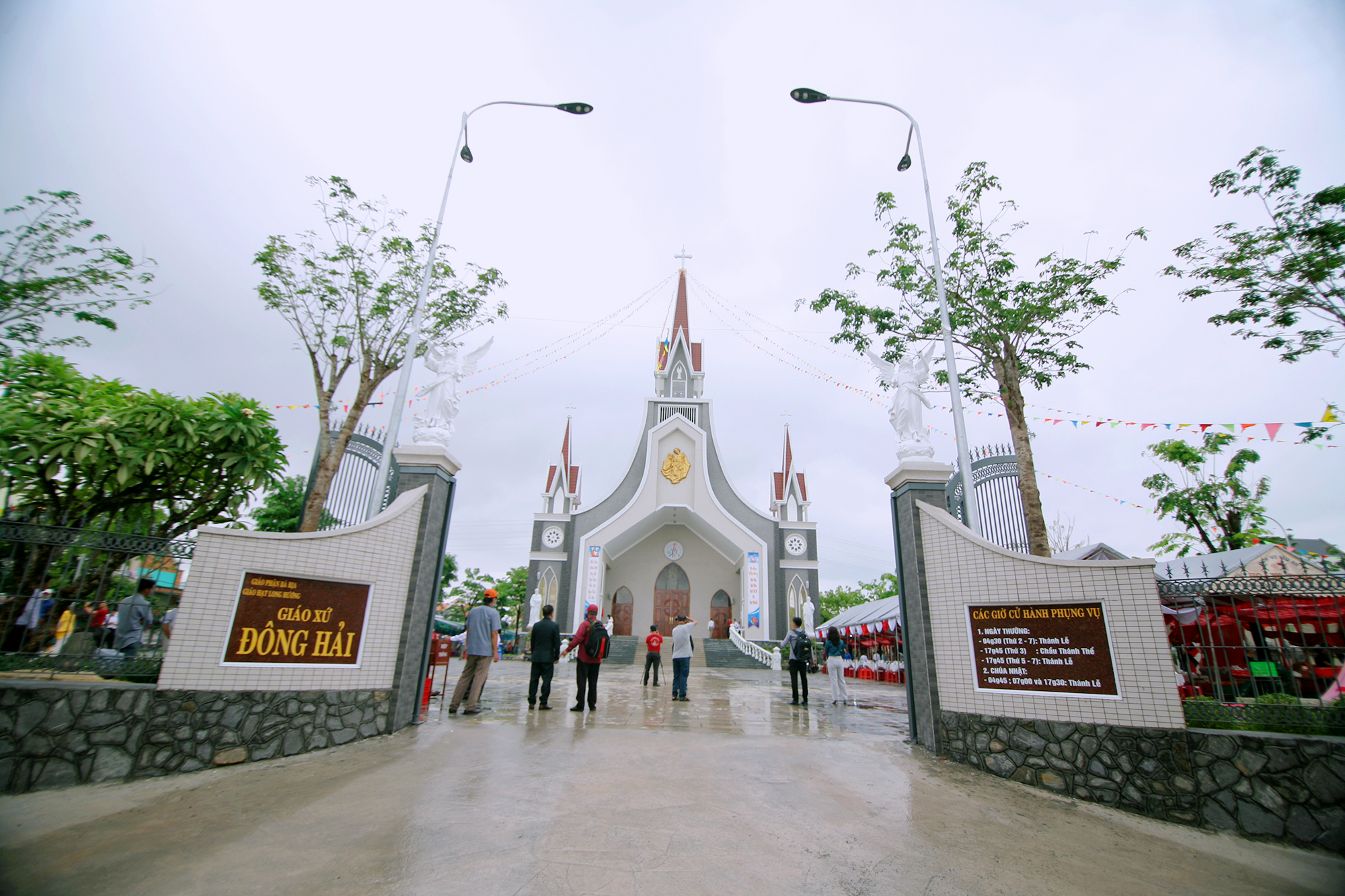 Gx. Đông Hải: Thánh lễ cung hiến thánh đường và thánh hiến bàn thờ