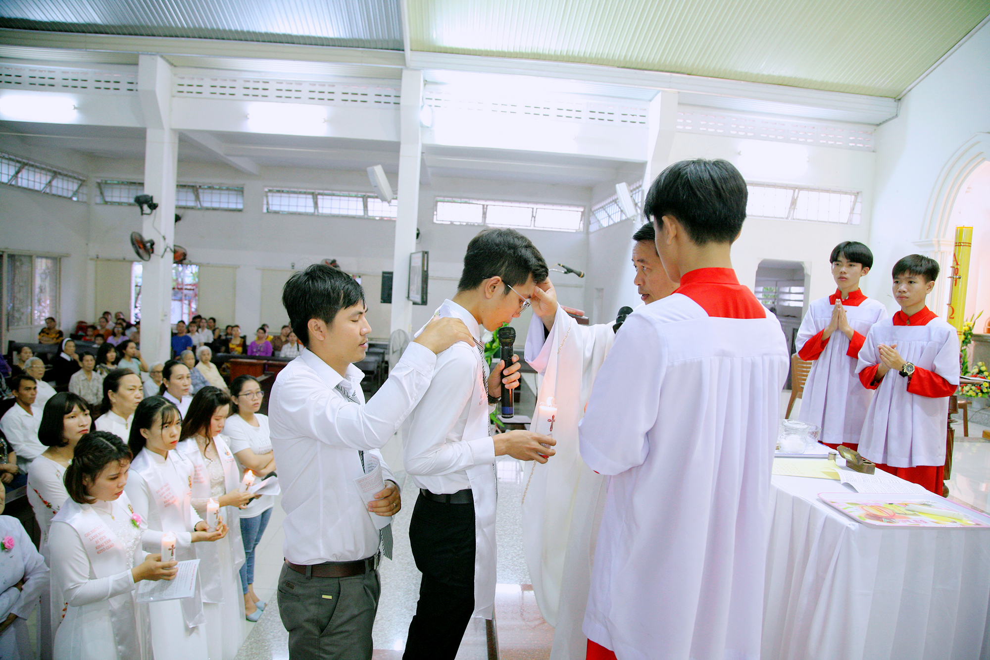 Tin ảnh: Gx. Lam Sơn: Cử hành nghi thức Khai Tâm Kitô Giáo cho 8 dự tòng