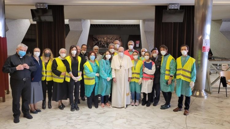 Đức Thánh Cha chào những người nghèo được tiêm vắc-xin tại Vatican