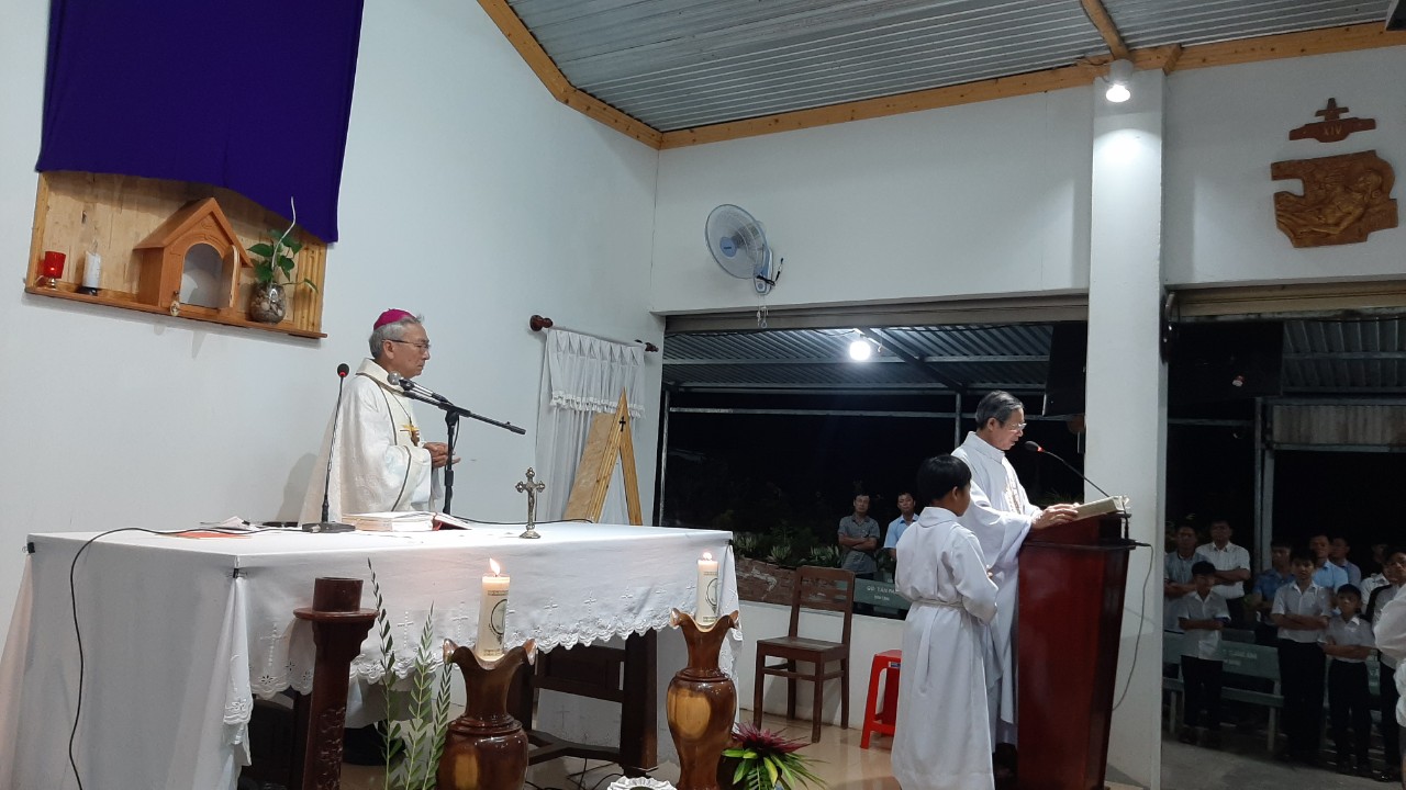 Giáo điểm Côn Sơn: Đức Cha Emmanuel cử hành Phụng vụ Thứ Năm Tuần Thánh