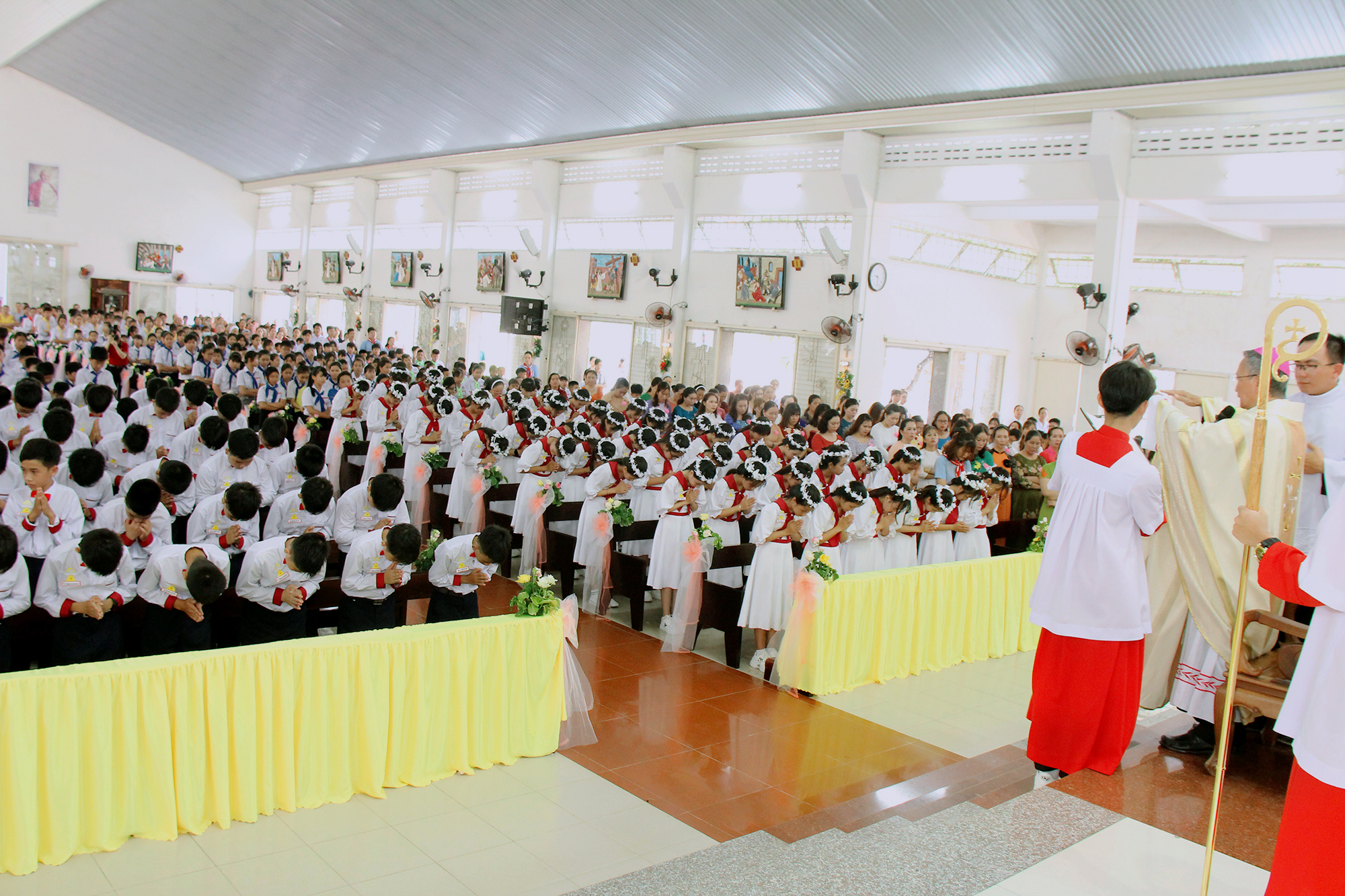 Gx. Lam Sơn: Thánh lễ ban Bí tích Thêm Sức