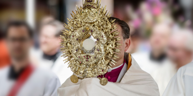 Tại sao mang Khăn choàng vai khi ban phép lành Chầu Thánh Thể?