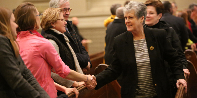 Cử chỉ chúc bình an trong thánh lễ bắt đầu từ một hành động tha thứ long trọng