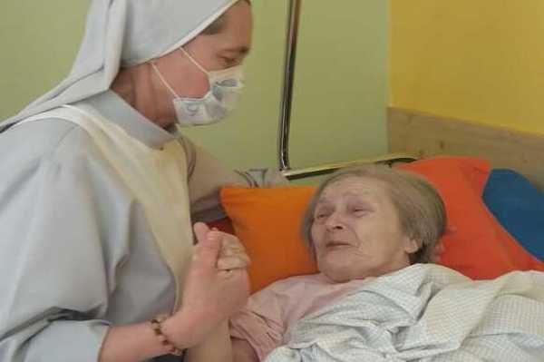 Cúi xuống và chạm đến: Ơn gọi hiện diện của người tu sĩ trong đại dịch Covid