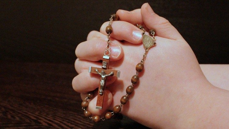 Chứng tá về việc đọc kinh Mân Côi trong gia đình
