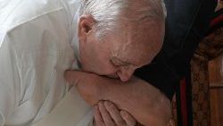 ĐTC Phanxicô rửa chân cho các tù nhân và nói “Chúa luôn tha thứ”
