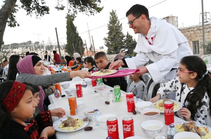 Tháng Ramadan, khi linh mục và nữ tu phục vụ iftar