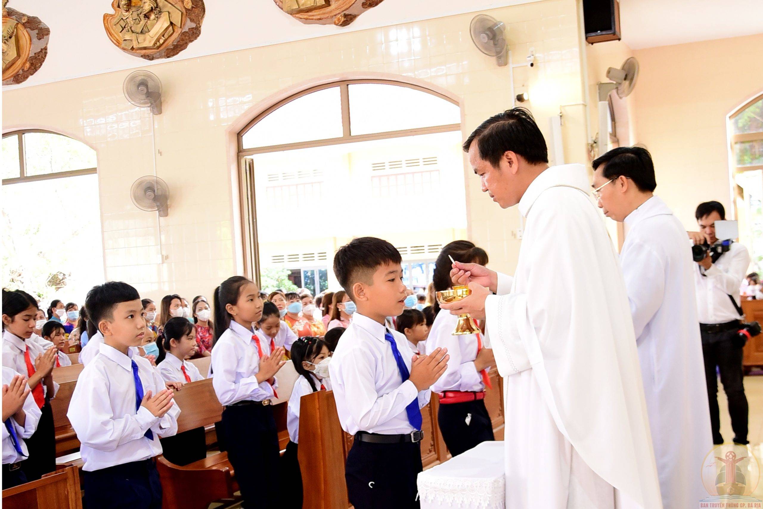 Tin Ảnh: Gx. Hải Lâm: Thánh lễ ban Bí tích Thánh Thể lần đầu- Ngày 22.5.2022
