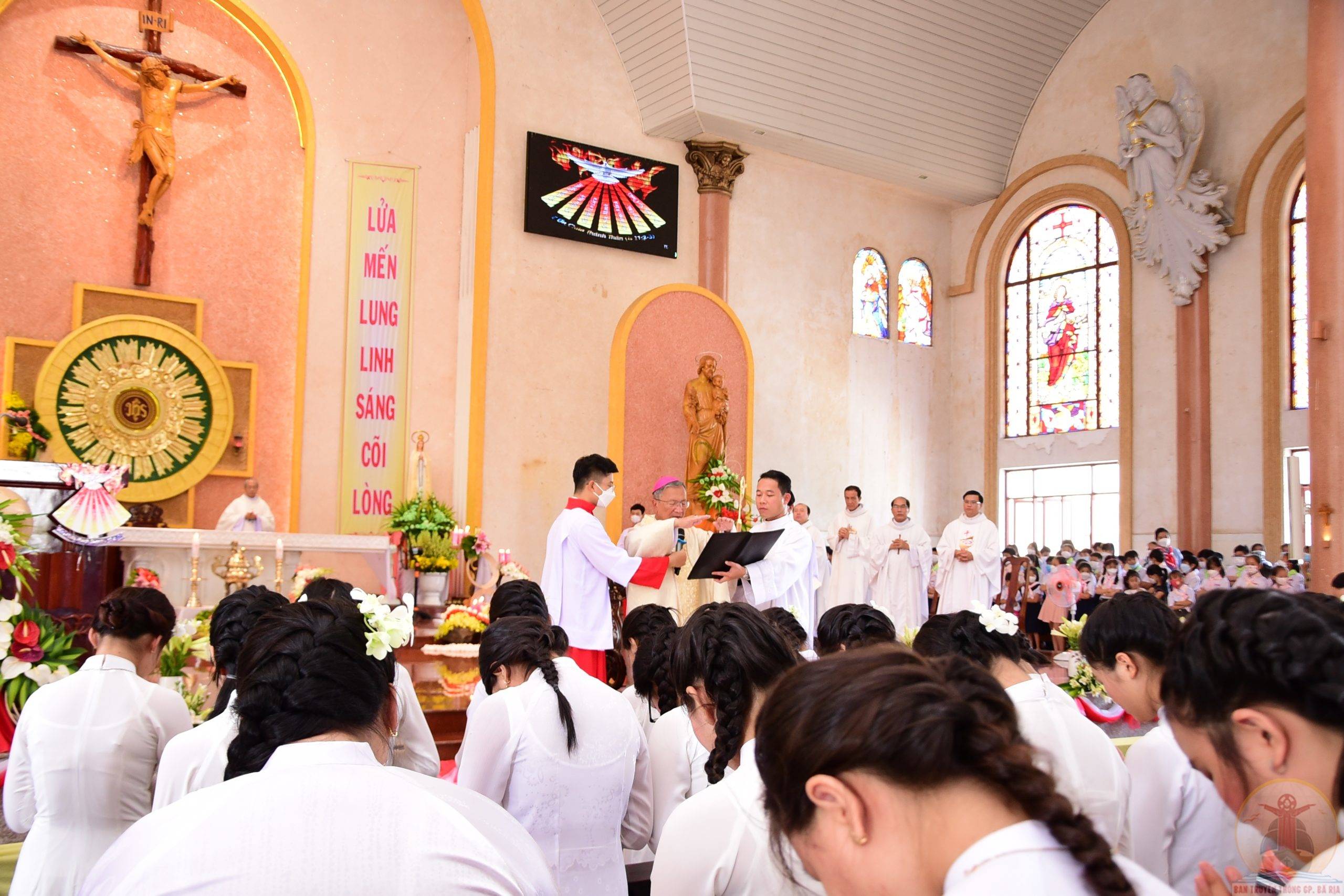 Gx. Long Điền: Đức Cha Tôma ban Bí tích Thêm sức cho 69 thiếu nhi và 7 tân tòng